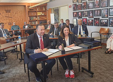 رئيس جامعة المنصورة الجديدة يشارك في توقيع اتفاقية تعاون دولي مع جامعة لويفيل الأمريكية لإنشاء مسار ماجستير العلوم الهندسية